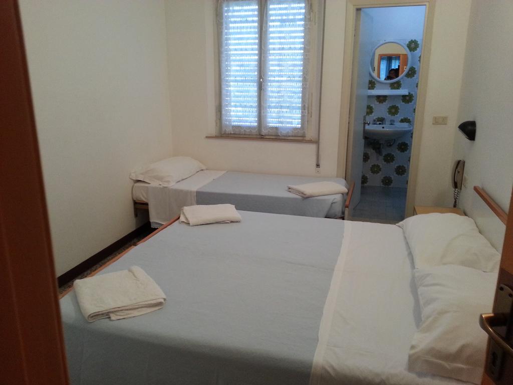 Fiorina Bed&Breakfast - Colazione Fino A Mezzogiorno - Beach Village Gratuito - Aquafan25 Oltremare20 Riccione Rum bild