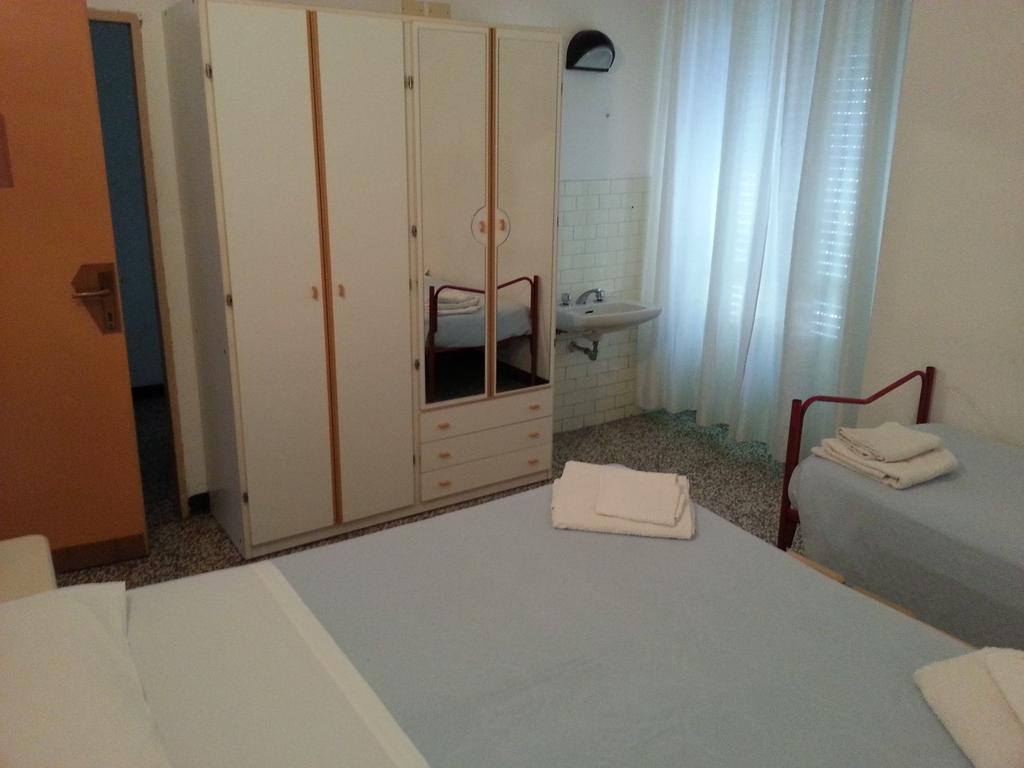 Fiorina Bed&Breakfast - Colazione Fino A Mezzogiorno - Beach Village Gratuito - Aquafan25 Oltremare20 Riccione Rum bild