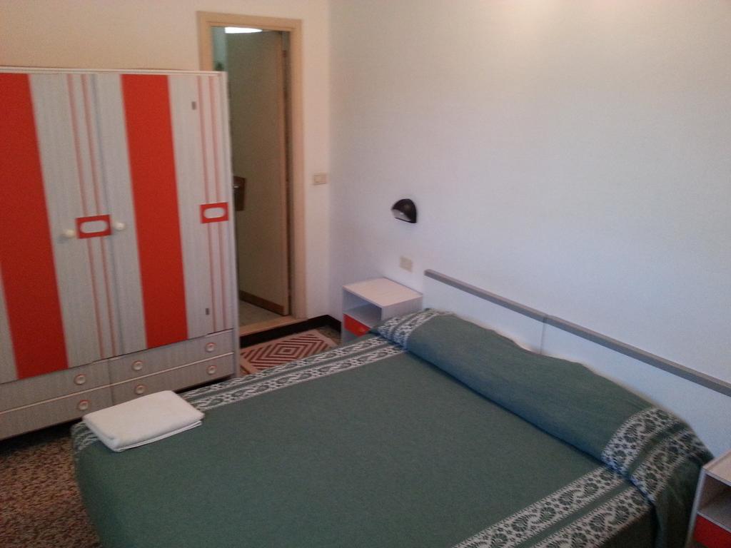 Fiorina Bed&Breakfast - Colazione Fino A Mezzogiorno - Beach Village Gratuito - Aquafan25 Oltremare20 Riccione Rum bild